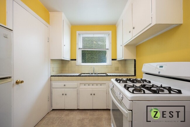 Building Photo - OPEN HOUSE 1/29! 2PM-2:30PM! Amazing 3 Bedroom 1 Bathroom - $1,375.00