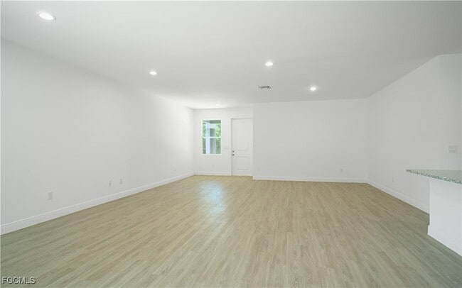 Building Photo - 6018 N Moss Cir