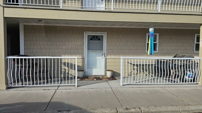 Building Photo - Condo located near the lake