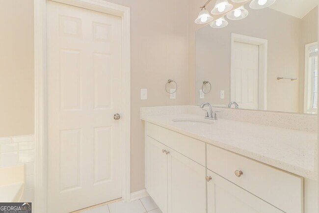 Building Photo - 2975 Northcliff Dr