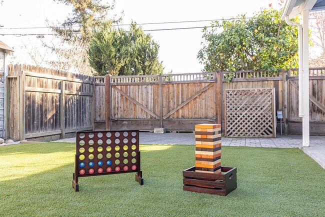 Building Photo - 831 Patchett St