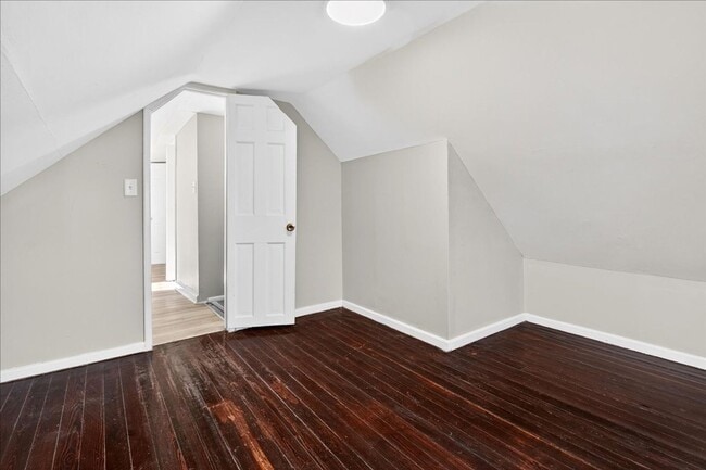 Building Photo - 4 Bedroom, 1.5 Bath house in Shelby Park, Fenced, Off-street Parking, Pets OKAY!