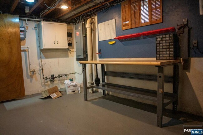 Building Photo - 58 Elm St