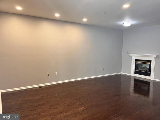 Building Photo - 637 Fawn Cir
