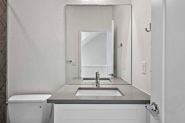 Building Photo - New 2 bed 2.5 bath Townhouse at Overlook Station