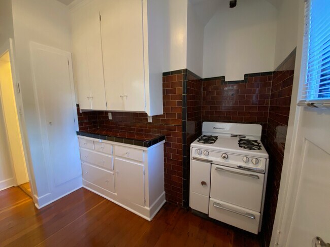 Building Photo - 1622 N Serrano Ave
