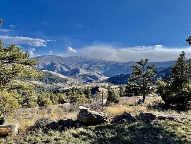 Building Photo - Large 3 bedroom home with gorgeous views i...