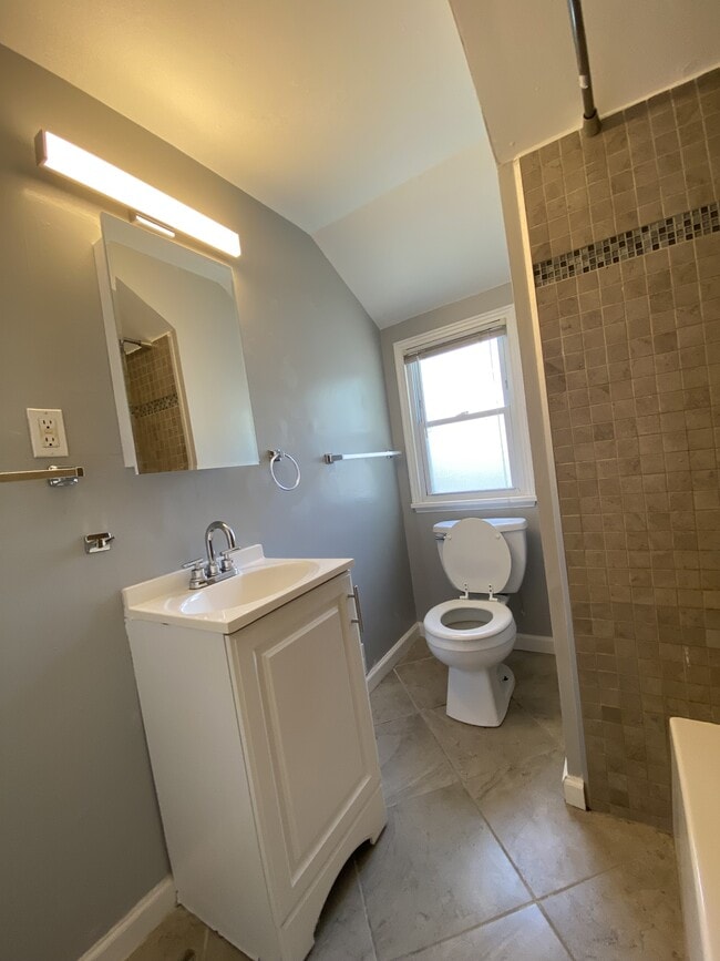 Building Photo - 151 Eastmoreland Dr