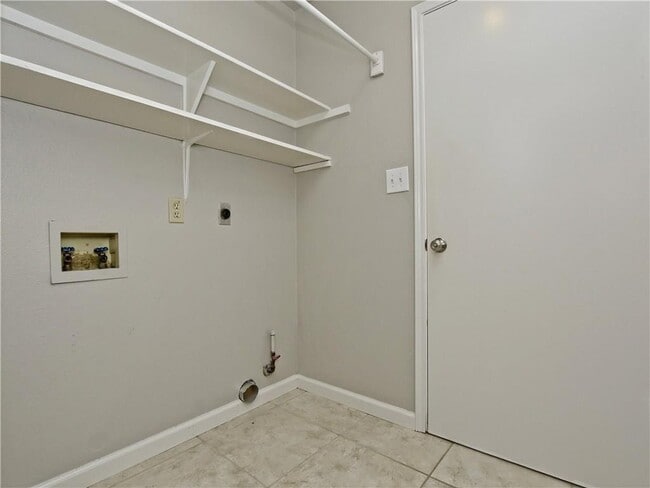 Building Photo - 605 Amaryllis Ave