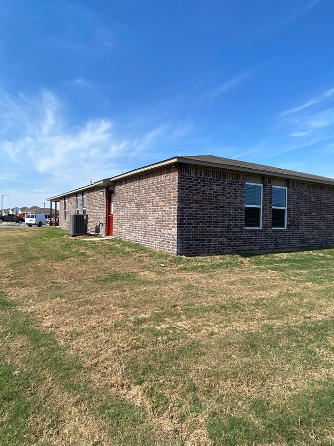 Building Photo - *Pre-leasing* Three Bedroom | Two Bathroom...