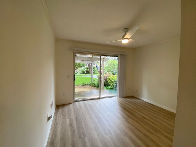 Building Photo - Spacious 2 Bedroom/ 2 Bath in the Highly D...