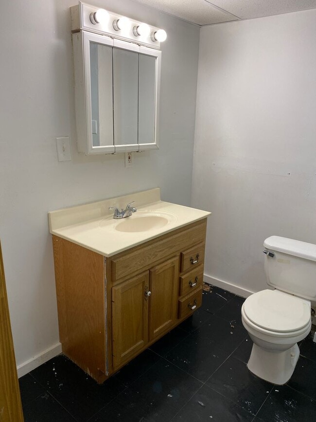 Building Photo - 4 Bedroom House in Alton