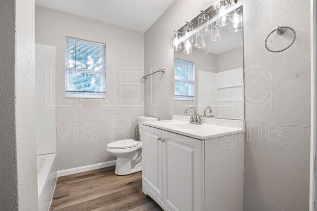 Building Photo - 1202 E Walford Dr