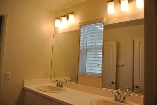 Building Photo - 347 Campolina Ct