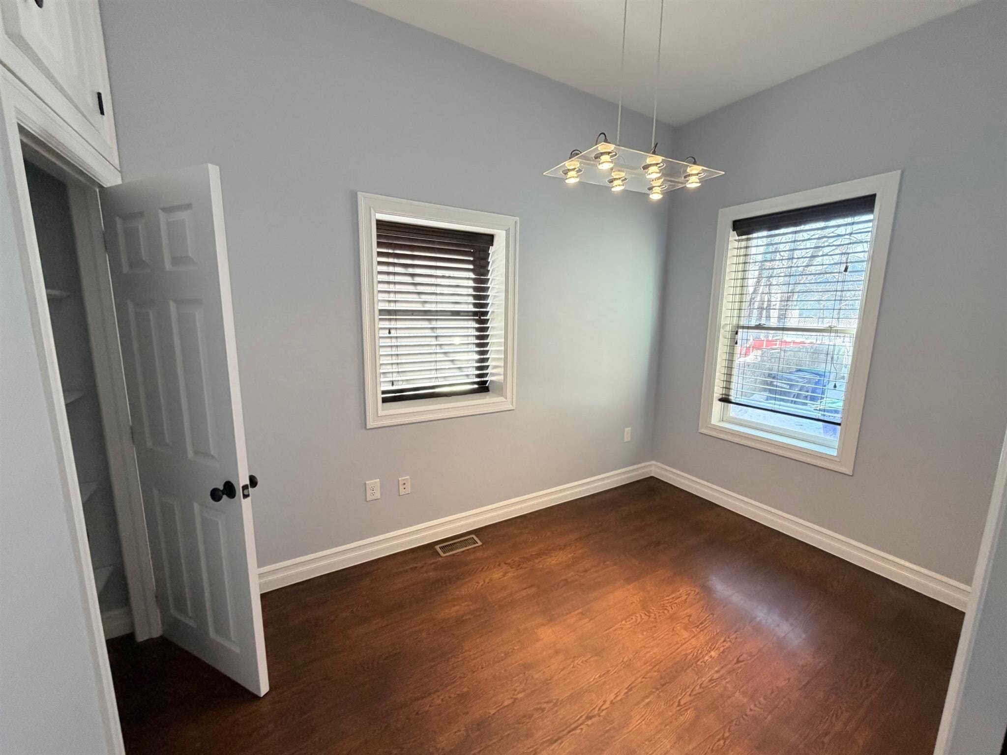 Building Photo - 8 Cross St E