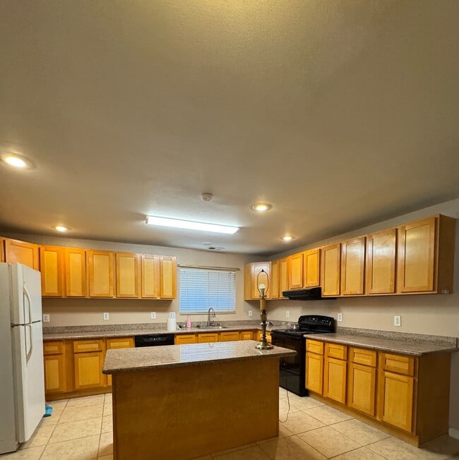 Building Photo - Charming 3 Bedroom, 2 Bathroom Home in Sacramento