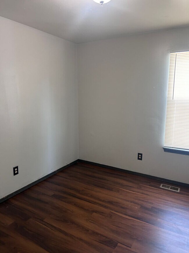 Building Photo - 3 BED 1 BATH SINGLE FAMILY HOME!