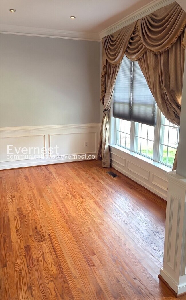 Building Photo - 6 Bed/4 Bath Home with Modern Amenities / Available Now!