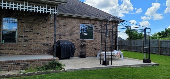 Building Photo - 5810 W Cane Hill Dr