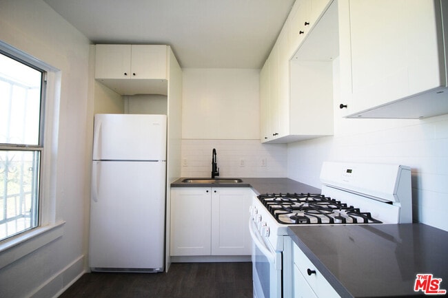 Building Photo - 566 N Juanita Ave