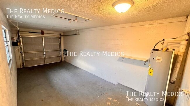 Building Photo - 7628 University Garden Dr