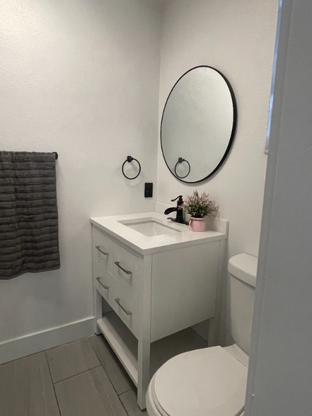 Building Photo - 634 Meadowvale Dr