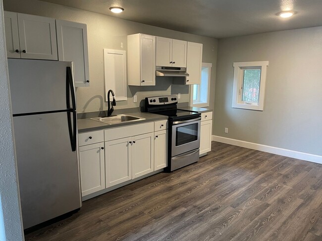 Primary Photo - Recently renovated apartment in Lincoln City!