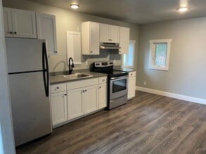 Building Photo - Recently renovated apartment in Lincoln City!