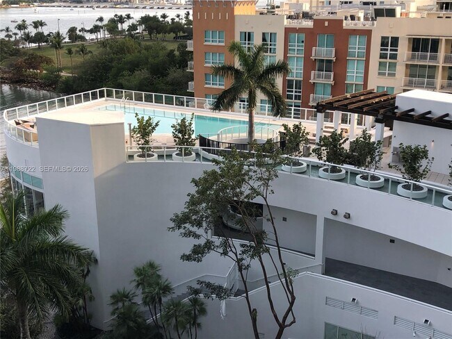 Building Photo - 2020 N Bayshore Dr