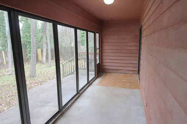 Building Photo - 2 Bedroom Ranch Home W/ Fenced In back yard