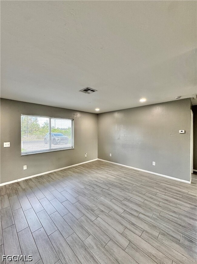 Building Photo - 142 Harry Ave S