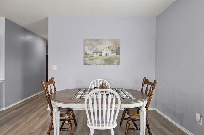 Building Photo - 2402 Sunray Ct