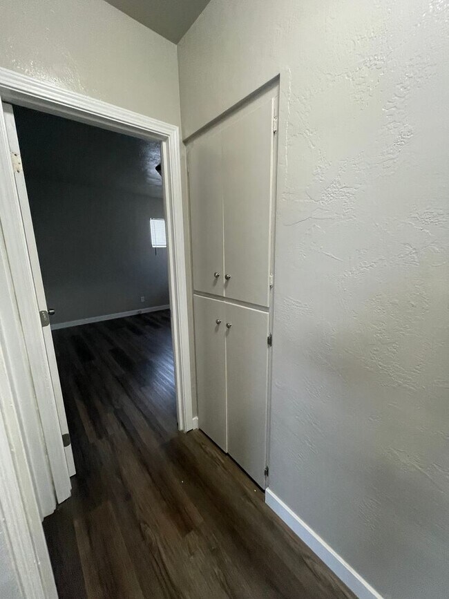 Building Photo - P0089 - 601-603 Woodstock