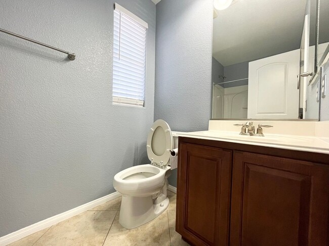 Building Photo - Beautiful 2 story single family house