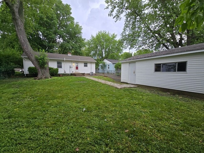 Building Photo - Charming Home with Hardwood Floors