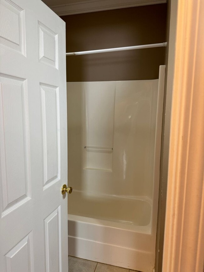 Building Photo - Price & Location!