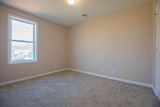 Building Photo - Pet Friendly Three Bedroom!