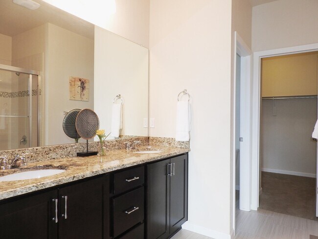 Building Photo - Central Park Town Home for Rent!