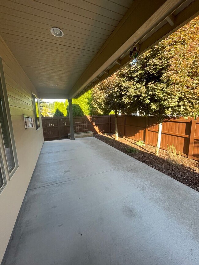 Building Photo - Beautiful Home with lots of upgrades