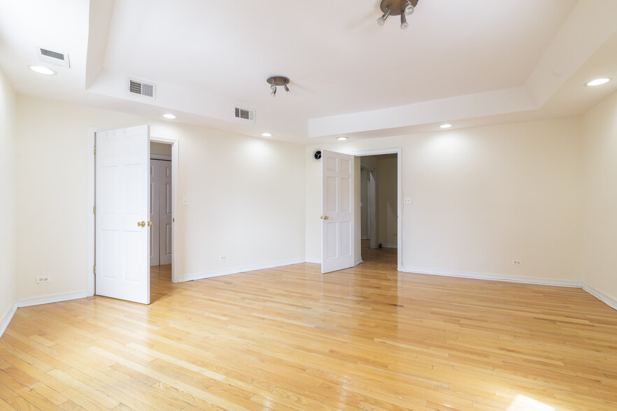 Building Photo - 4754 N Lincoln Ave