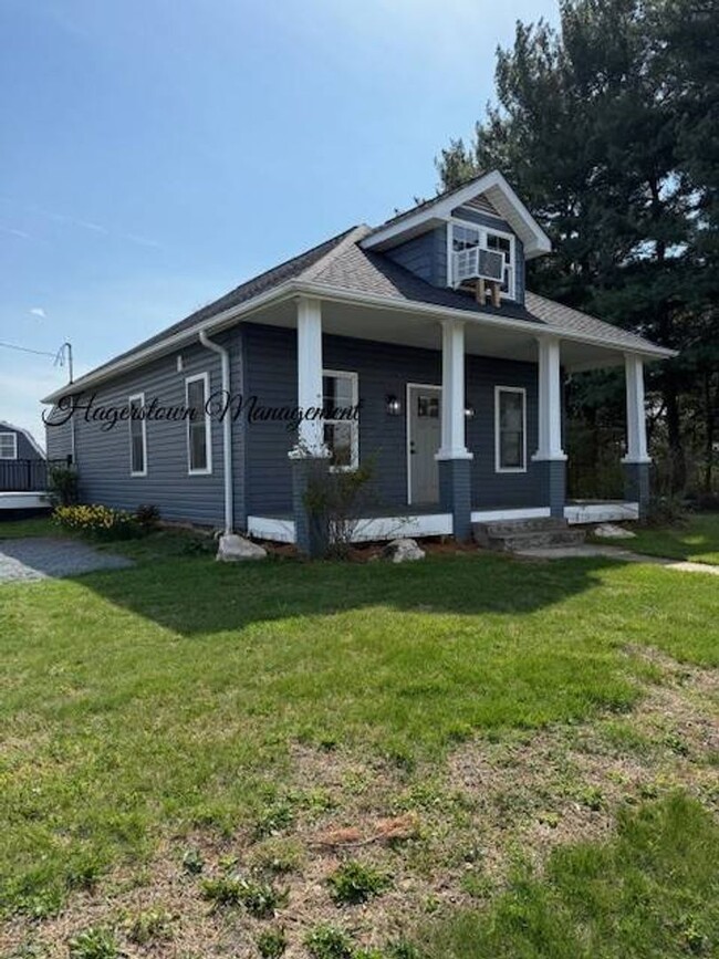 Primary Photo - Spectacular 1-2 BR Single Family Home - Ju...