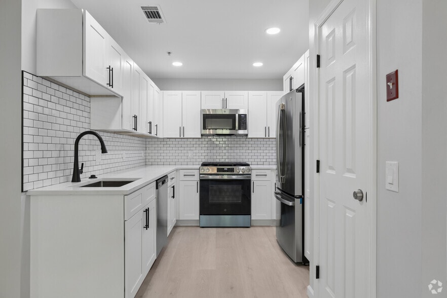 2BR, 2.5BA - 1,388SF - Kitchen - The White Oaks