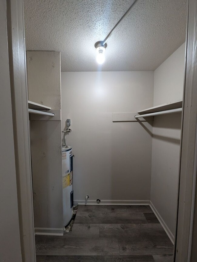 Building Photo - Upstairs 2 Bedroom Apartment