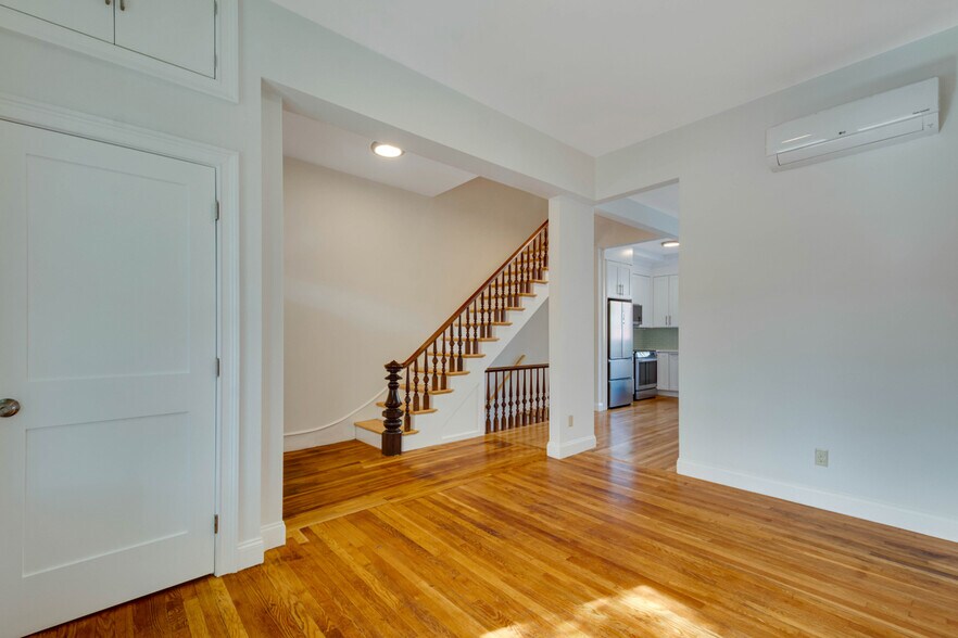 Building Photo - 31 School St