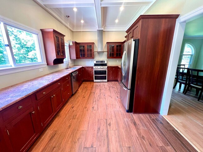 Building Photo - Cranberry - 6 bedroom 4 bathroom - Stunnin...