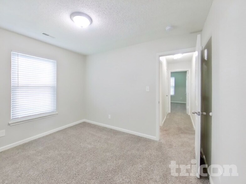 Building Photo - 2880 Lakestream Dr