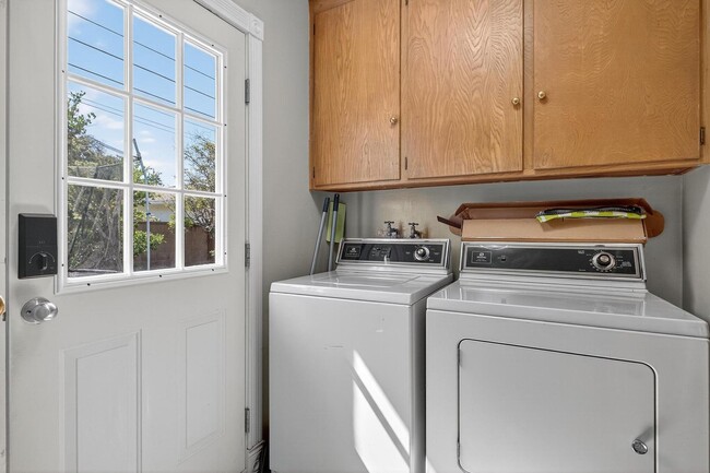 Building Photo - 3 Bed, 2 Bath home in quiet neighborhood