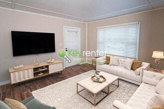 Building Photo - Beautiful Single Family Home - Walking distance to Schools and Downtown