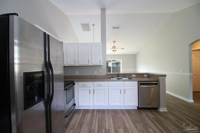 Building Photo - 609 Saleta St