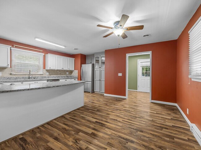Building Photo - Spacious 2 bedroom 1.5 bathroom home in th...